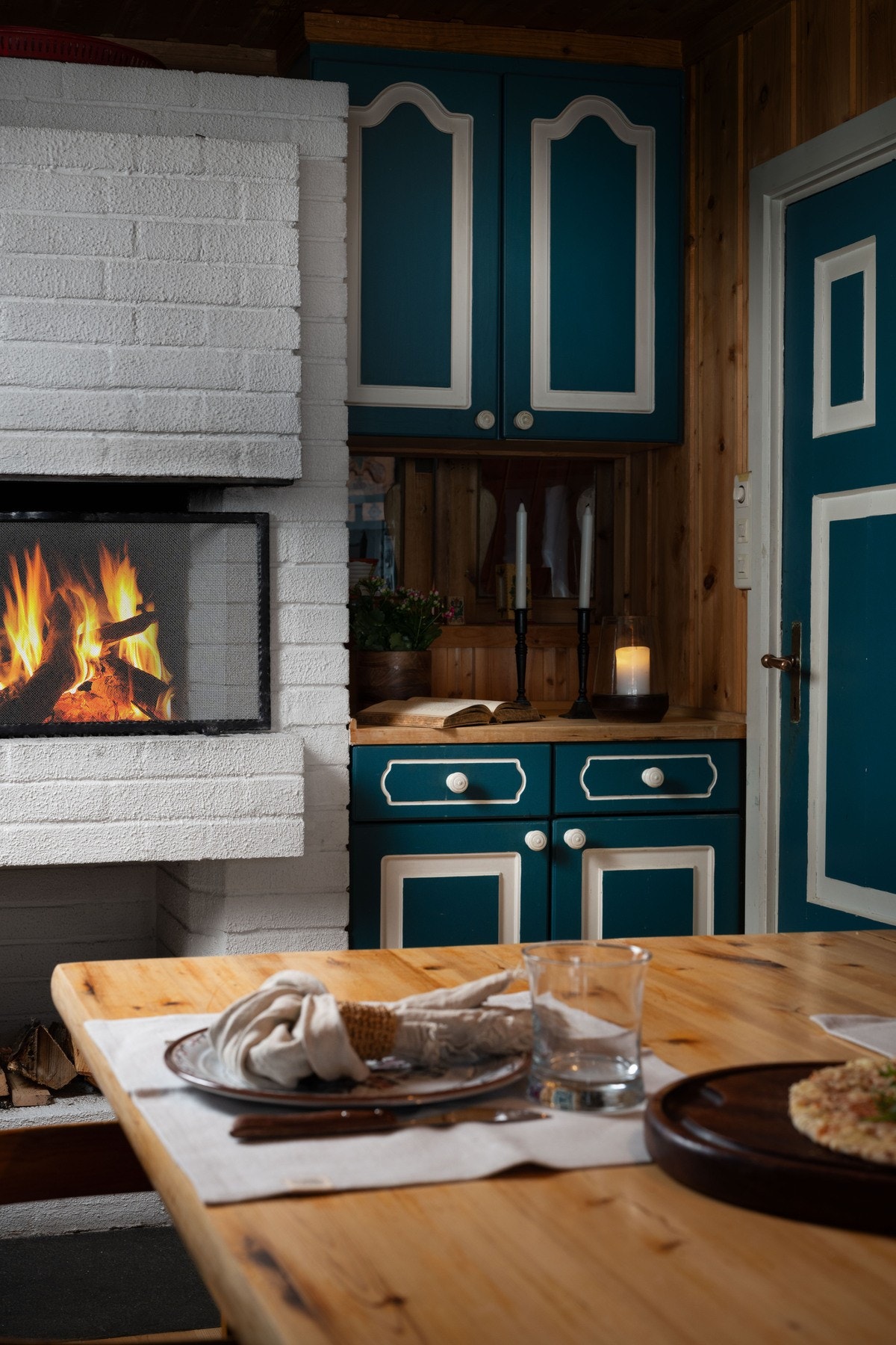 Her er det peis også på kjøkkenet. Galleribilde