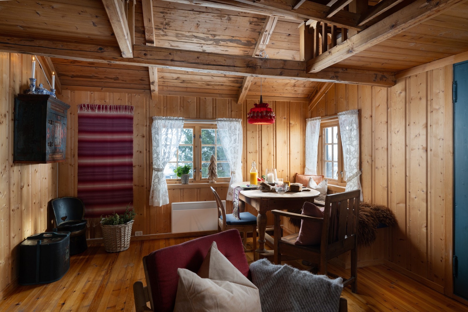 Furugulv og panelte vegger og himling. Galleribilde