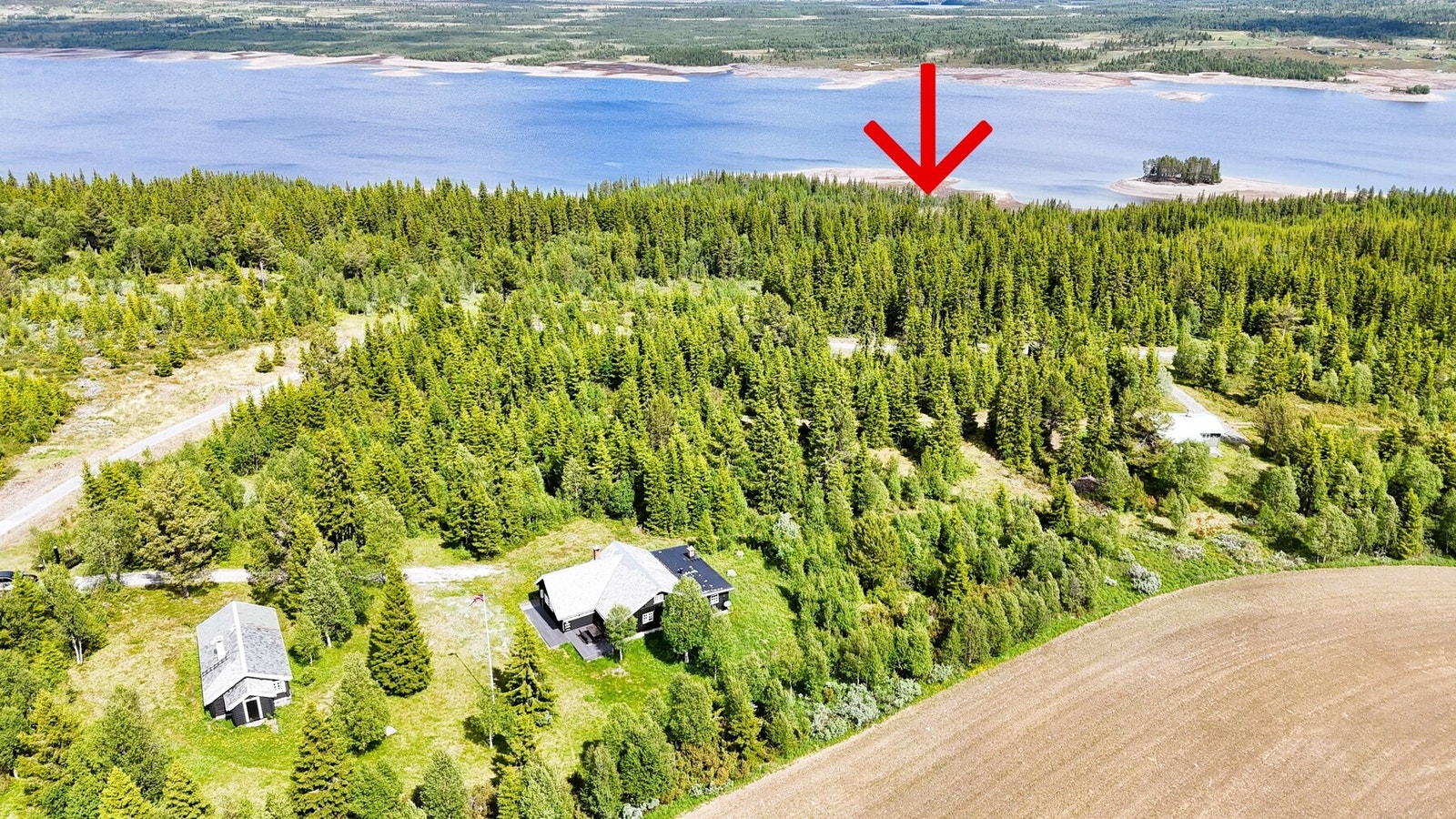 Med eiendommen følger det med båthus ved Tisleia. Rød pil markerer hvor båthuset ligger. Galleribilde