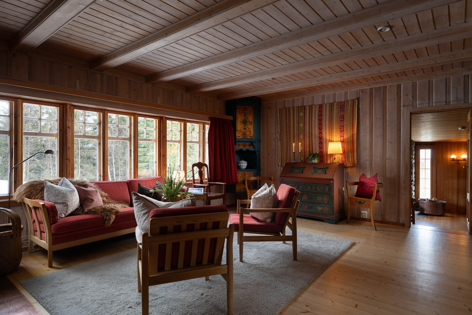 Det er to stuer i hovedhytta, dette er den eldste. Galleribilde