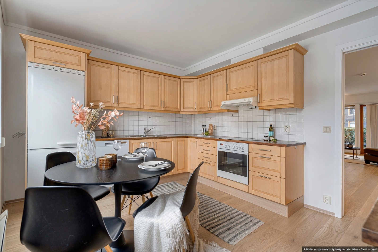 Stort praktisk kjøkken med plass til spisegruppe Galleribilde