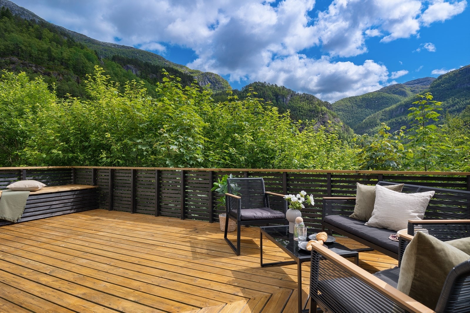 Stor terrasse på ca. 43 kvm. mad masse møbleringsalternativer. Galleribilde