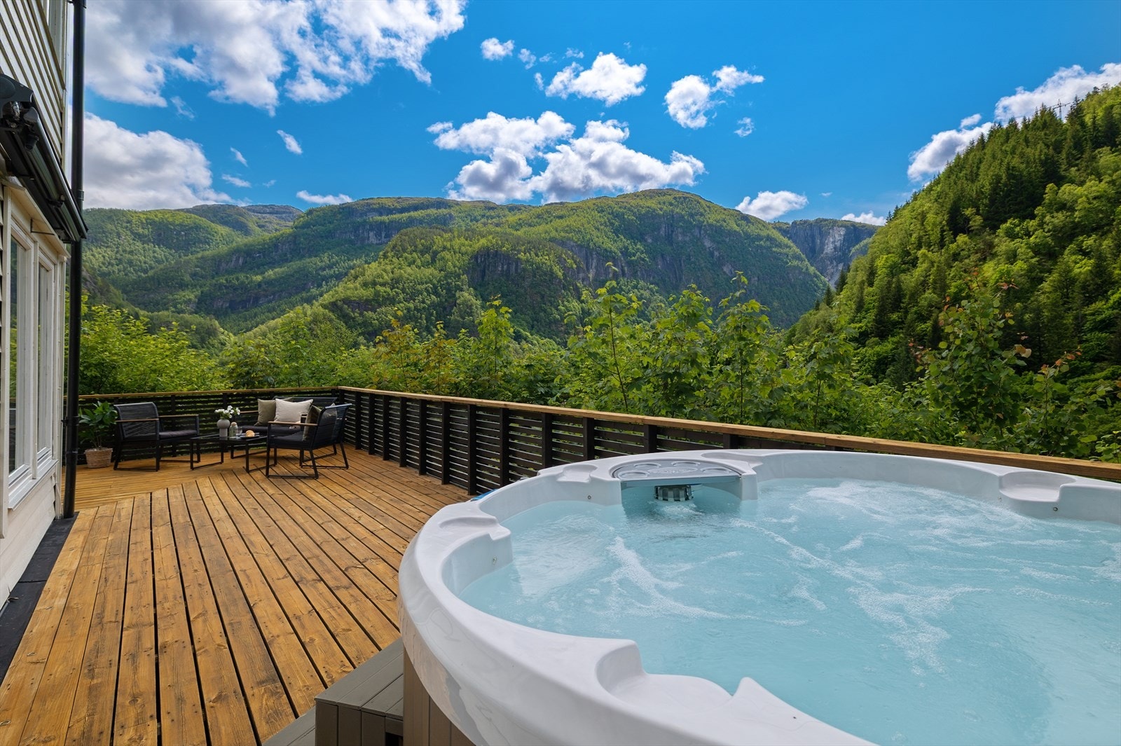 Har kan du nyte late dager i jacuzzien. Galleribilde