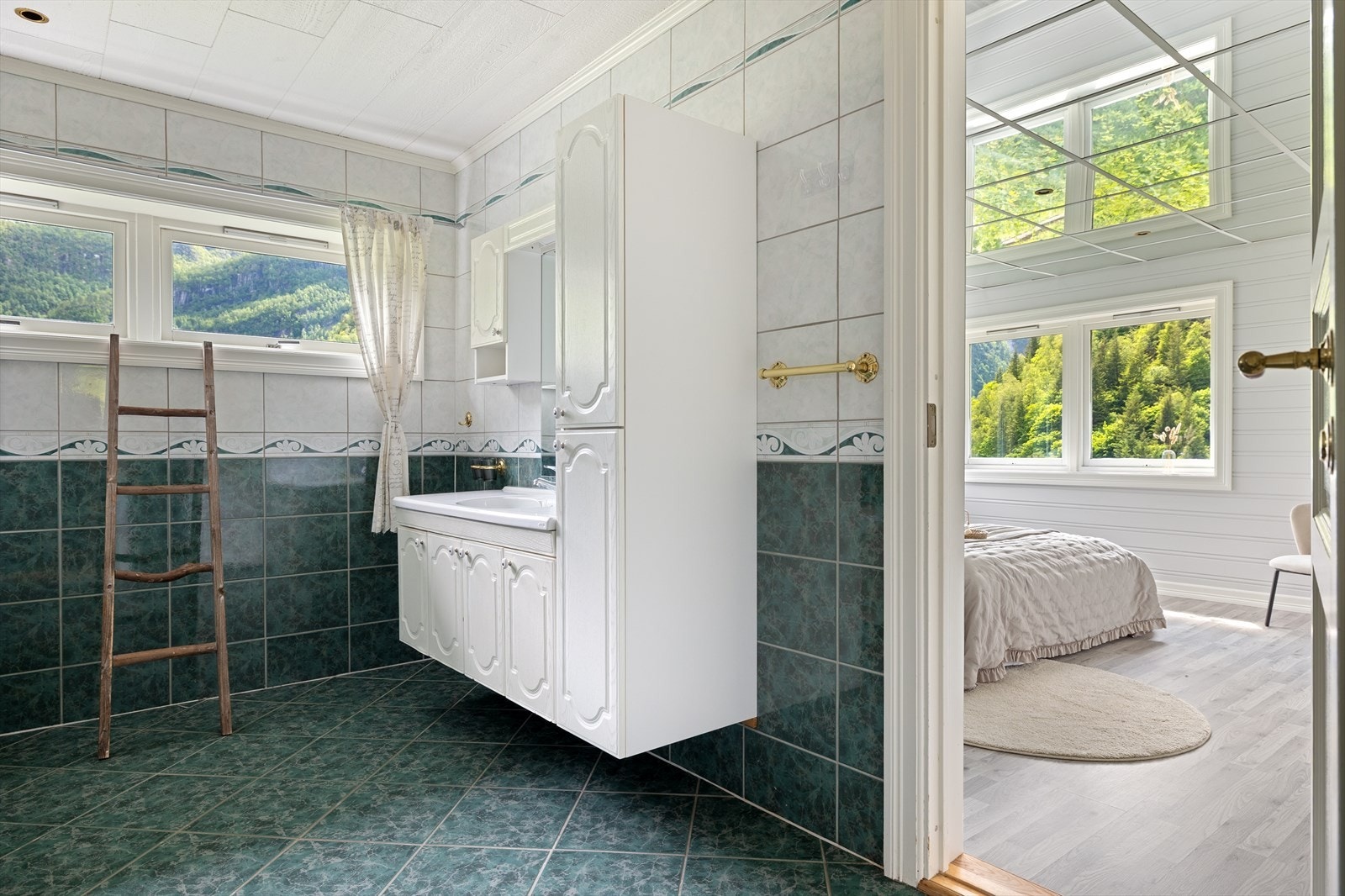 Boligens bad ligger i tilknytning til hovedsoverommet. Galleribilde