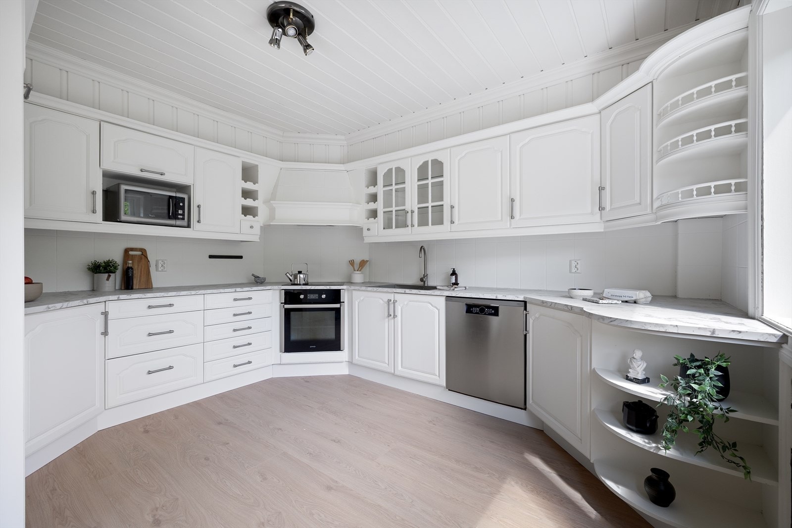 Romslig kjøkken med god skap-, skuffe og benkeplass. Galleribilde