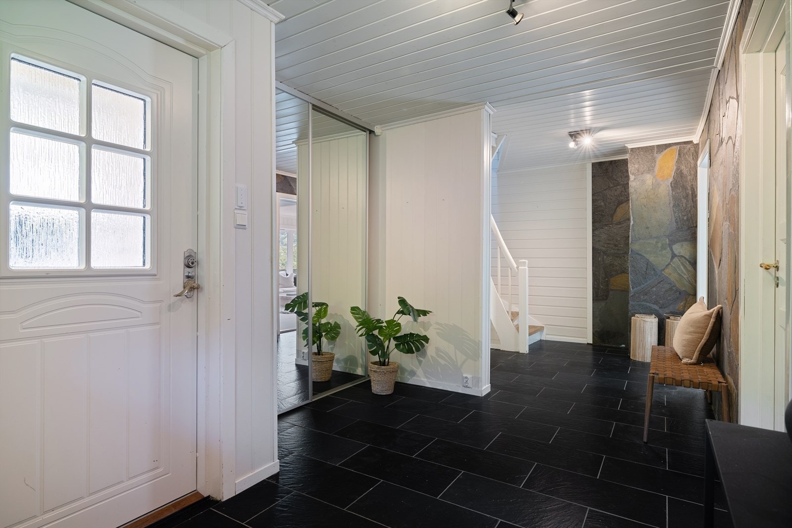 Romslig inngangsparti med speilgarderobe. Galleribilde