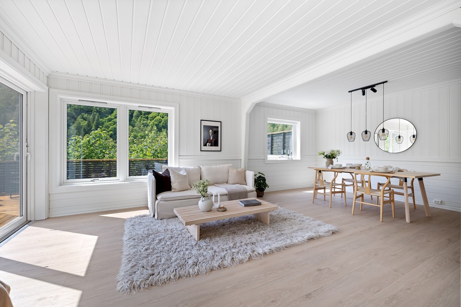 Romslig stue med plass til flere sittegrupper. Utgang til usjenert terrasse. Galleribilde