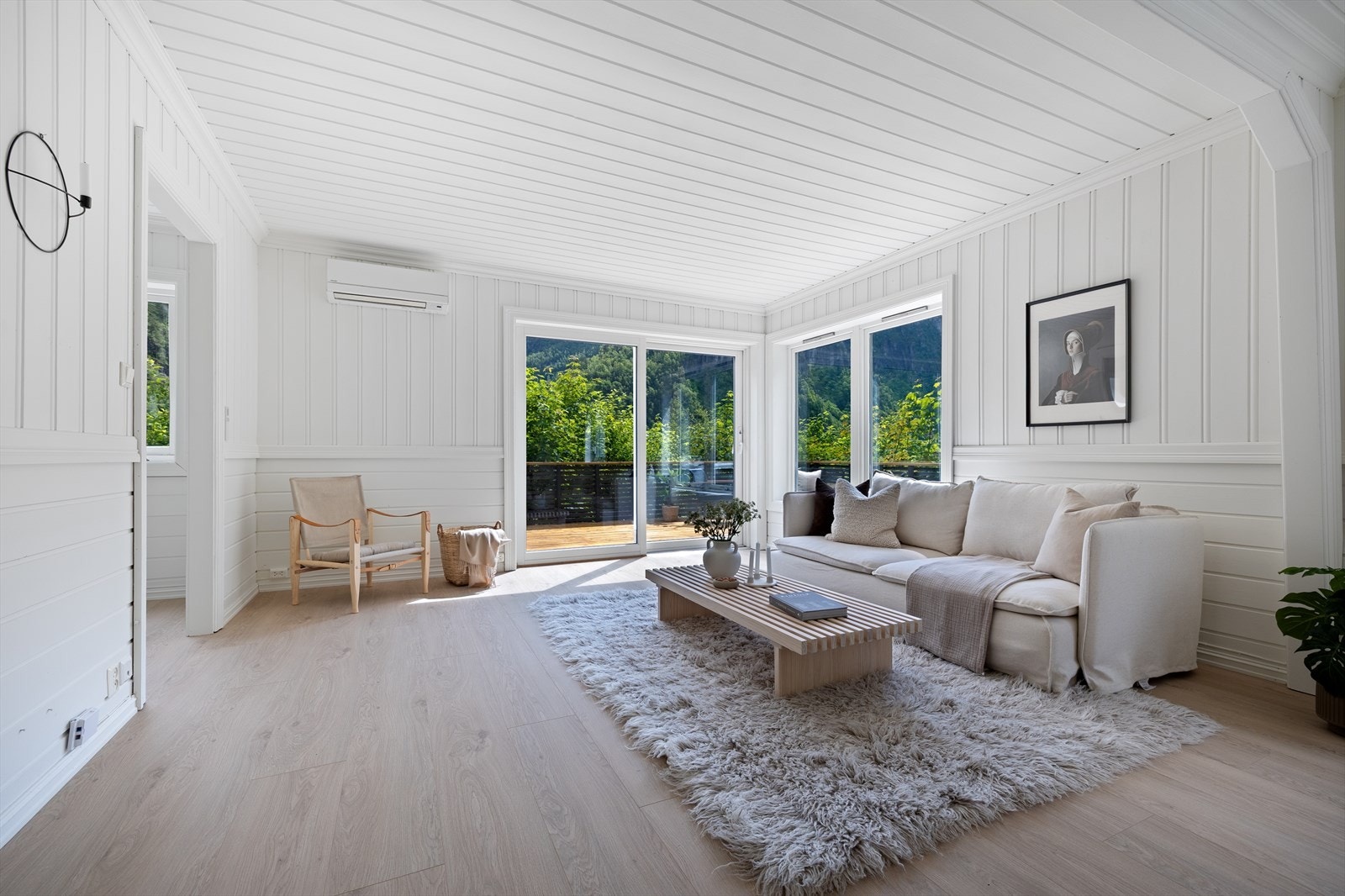 Lys stue med nyere gulv. Galleribilde