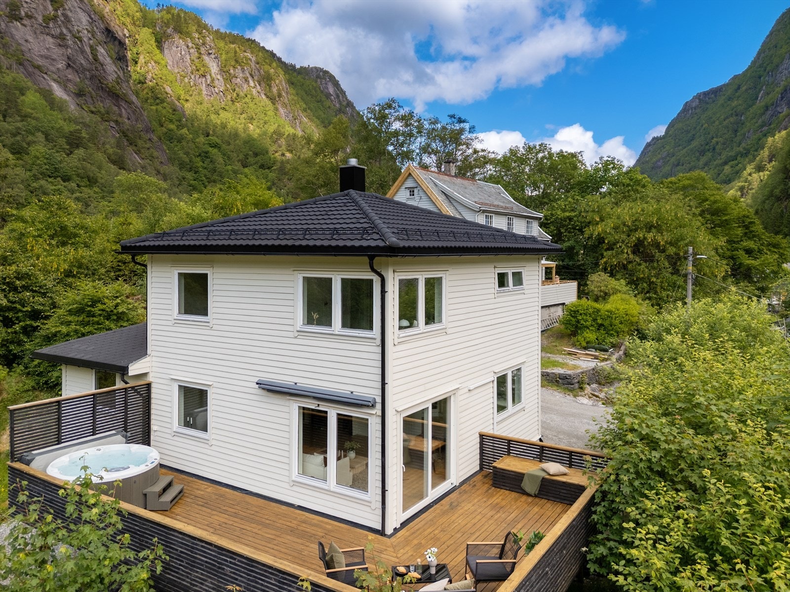 Eiendomsmegler Norge ved Robert Stavenes har gleden av å presentere Parkvegen 8 på Dale. En attraktiv og familievennlig enebolig over 3 plan. Galleribilde