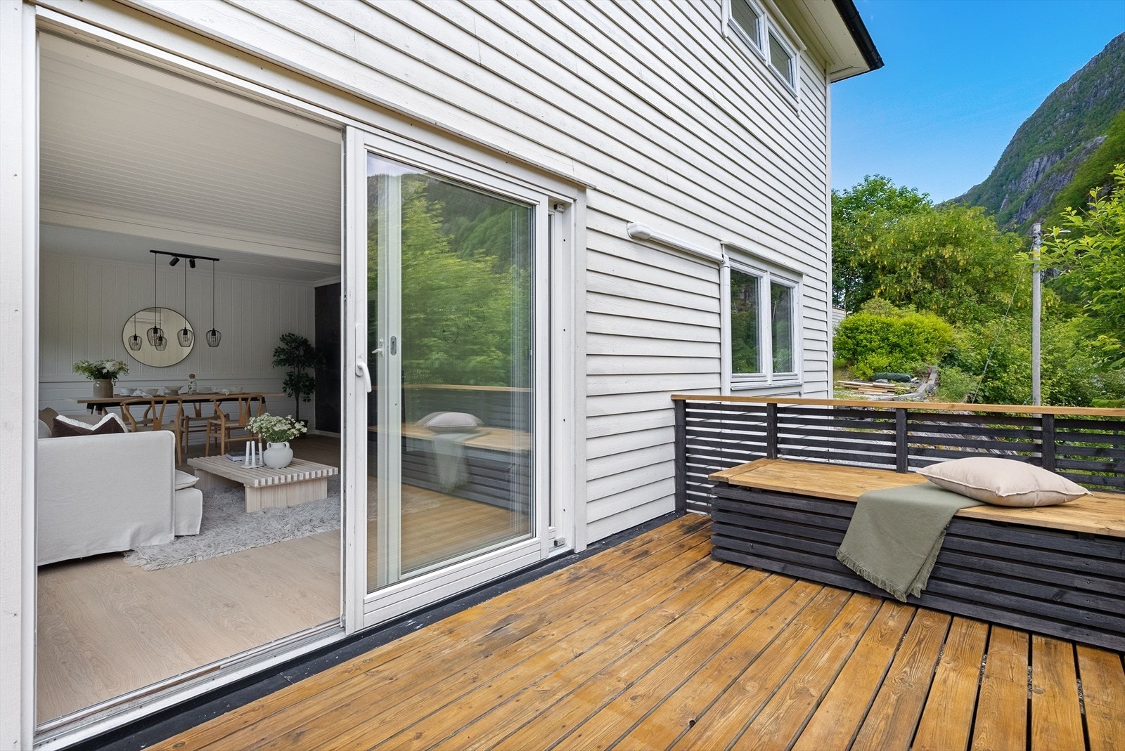 Fra stuen er det utgang til den usjenerte terrassen. Galleribilde