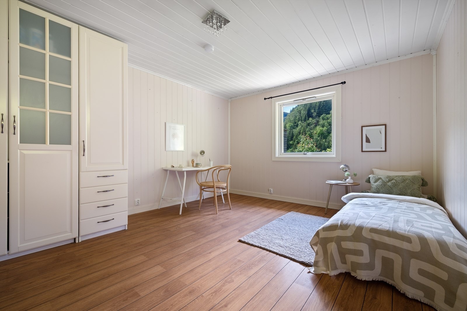 Ett av boligens 3 soverom. Dette ligger i boligens hovedetasje. Garderobeplass. Galleribilde