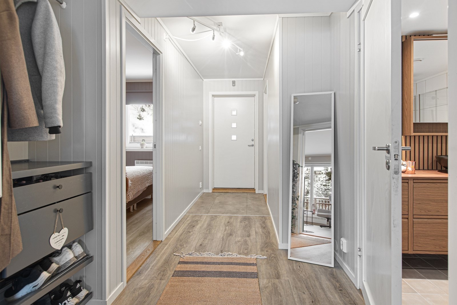 Lys og innbydende entré med varmekabler på fliser. Galleribilde