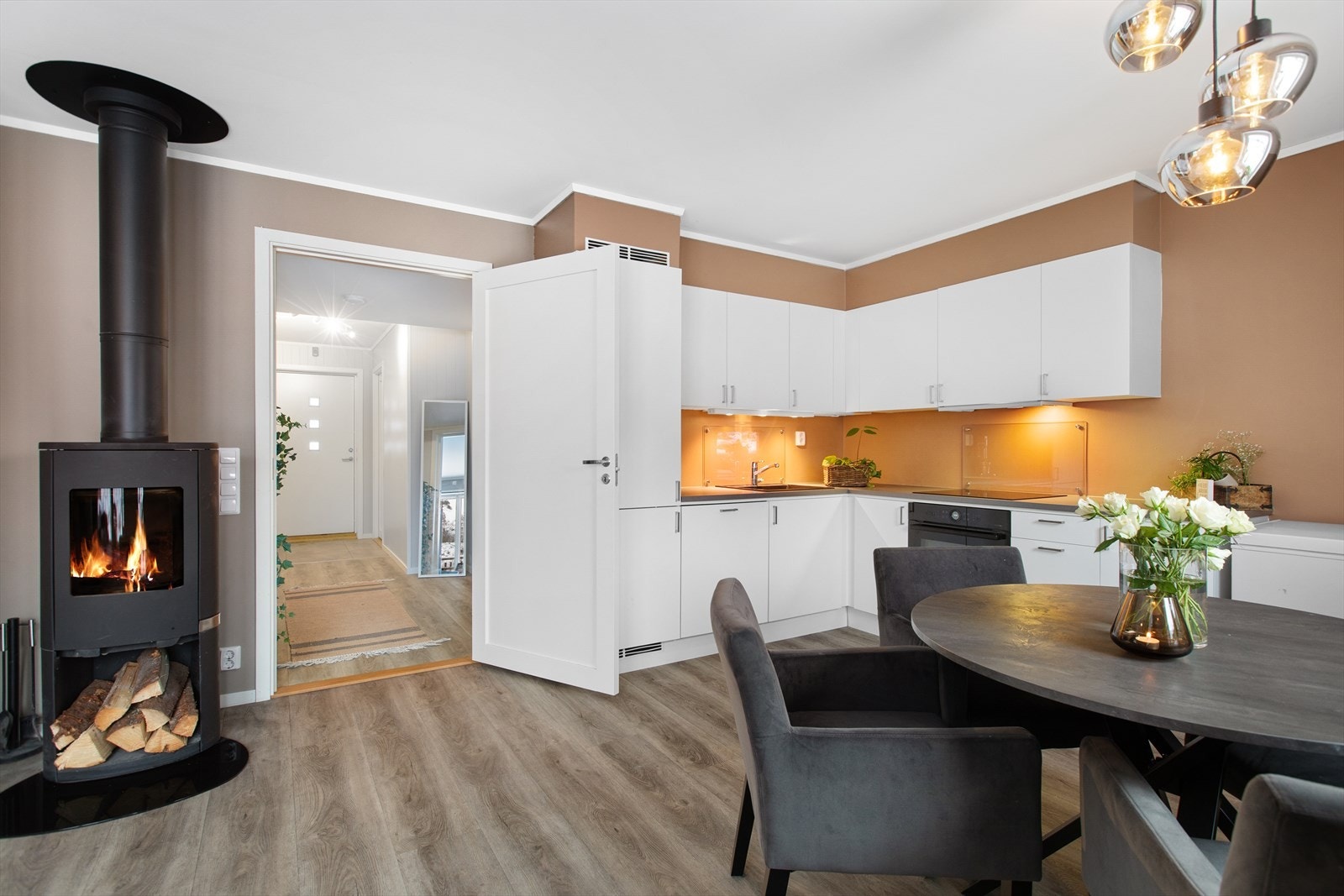 Leiligheten har en fin planløsning hvor stuen har naturlig skille mot kjøkkenet. Galleribilde