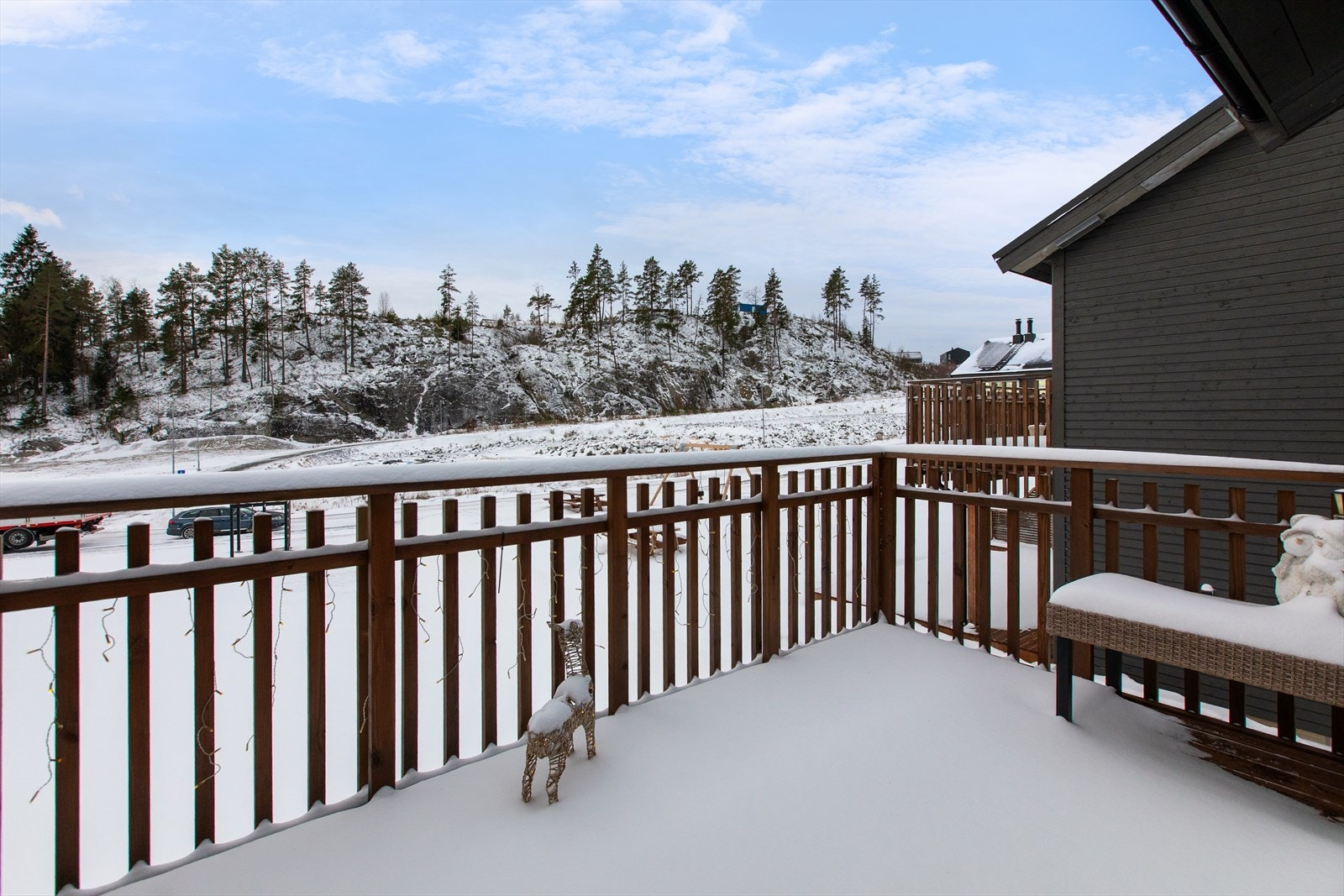 Fra stuen er det utgang til balkong med utsyn mot fellesarealet. Galleribilde