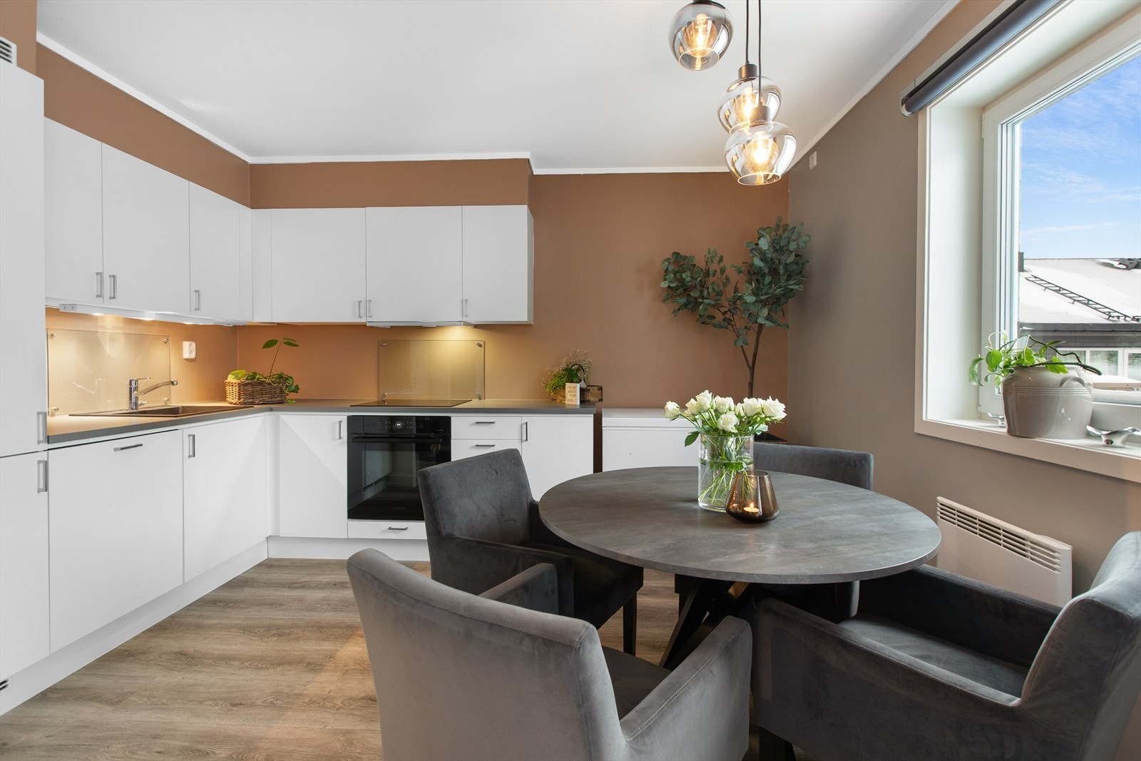 Det er godt med plass til en spisegruppe mellom stue og kjøkkenet. Her er det godt med plass for å invitere venner og familie på middag. Galleribilde