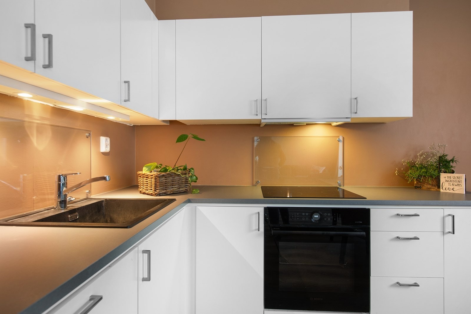 Eiendommen har en lys og tidløs kjøkkeninnredning fra Drømmekjøkkenet av god kvalitet. Hvitevarer som kombi kjøl/frys, oppvaskmaskin, komfyr og platetopp medfølger handelen. Galleribilde