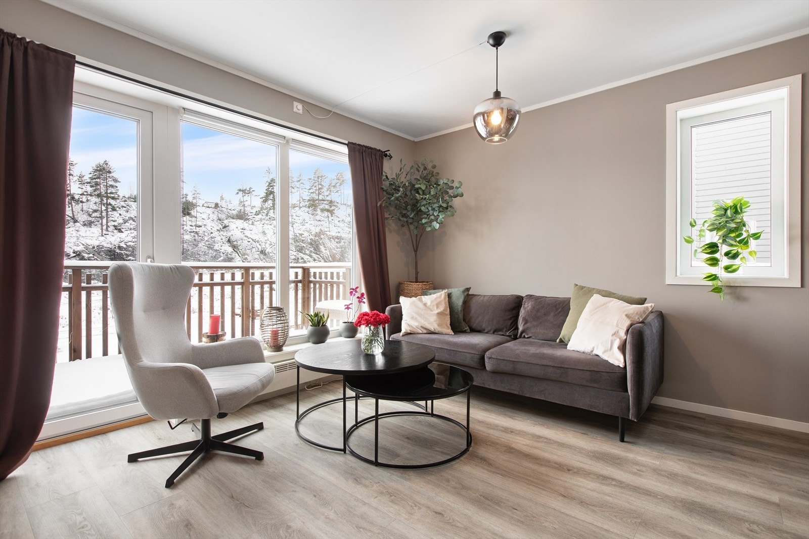 Leiligheten har store vindusflater som gir rikelig med naturlig lysinnslipp. Galleribilde