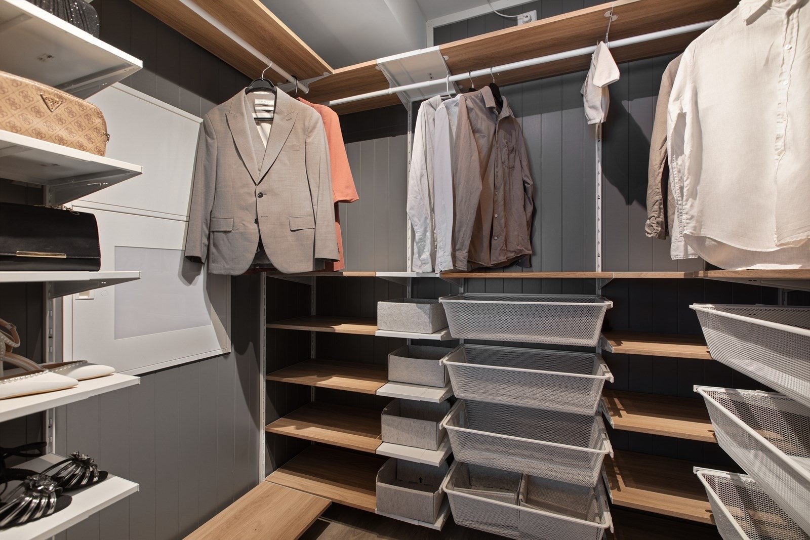 Et drømmerom for de fleste. Garderobeløsningen medfølger handelen. Galleribilde