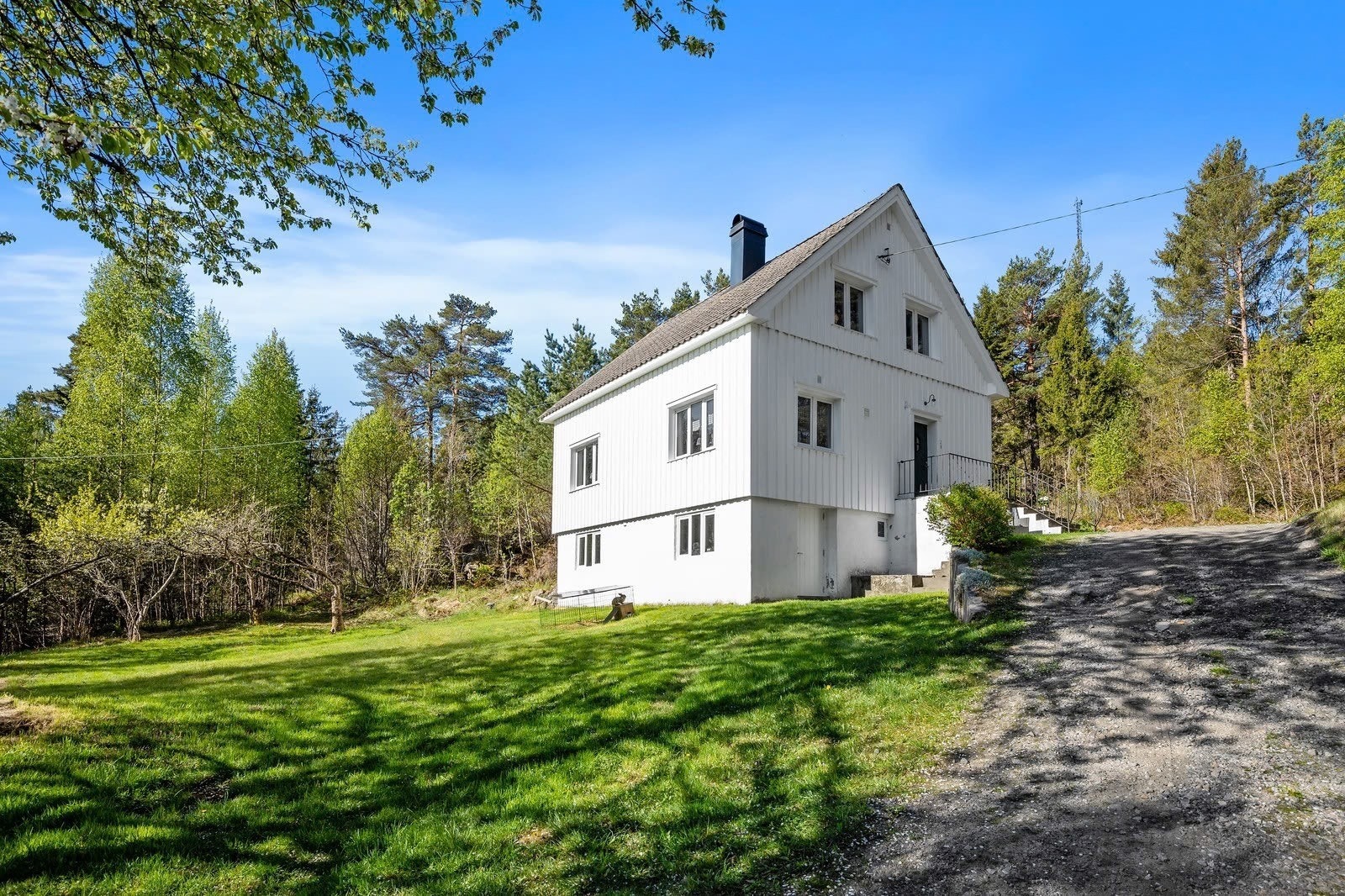 Stor hage med en solrik og usjenert beliggenhet. Huset har tre etasjer med innredet 1. og 2.etasje. Galleribilde
