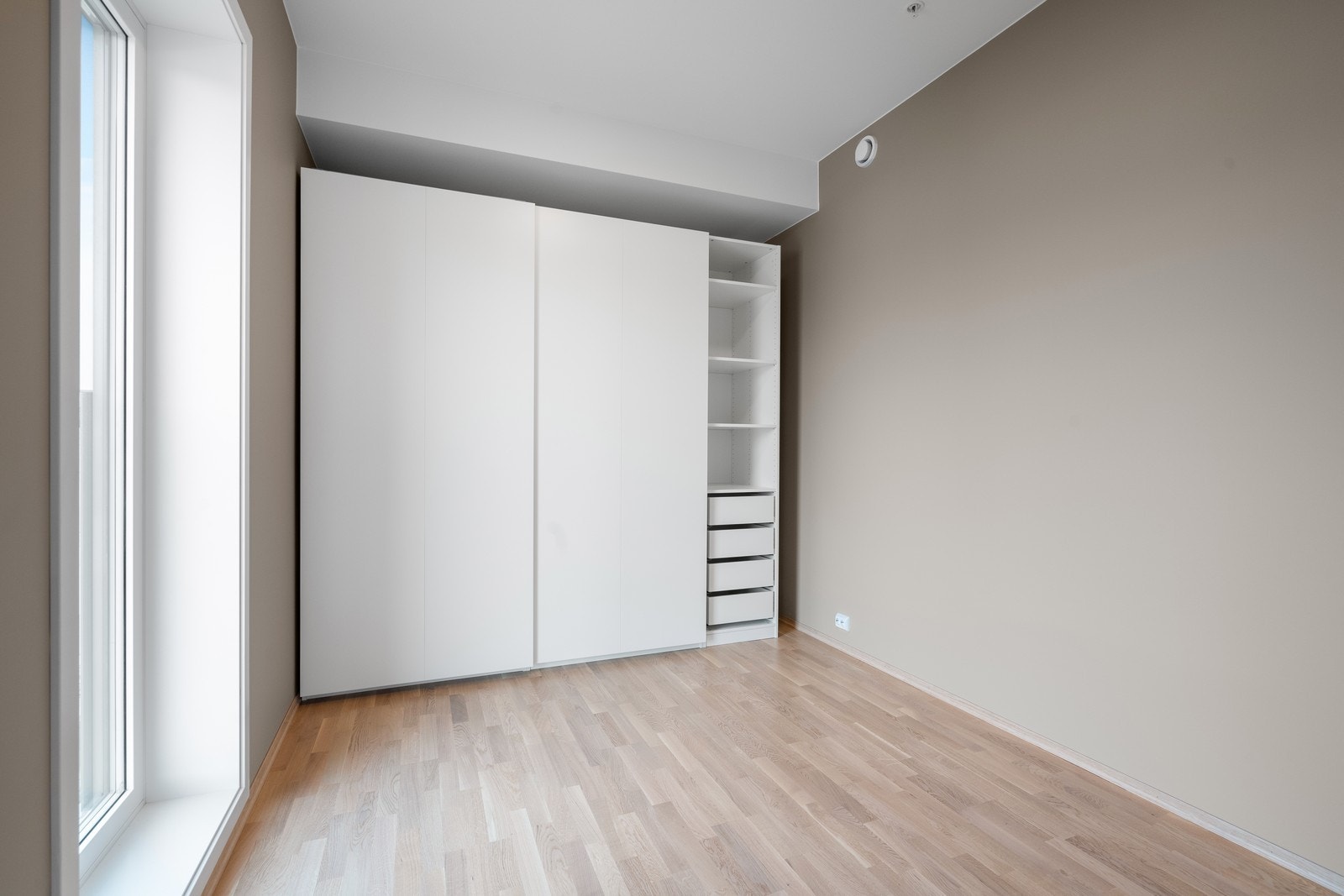 Soverom har god oppbevaringsplass Galleribilde