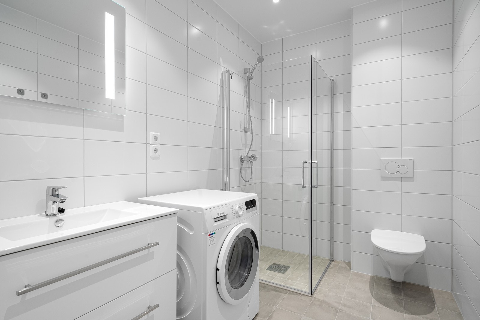 Lekkert, helfliset bad, downlights i tak. Galleribilde