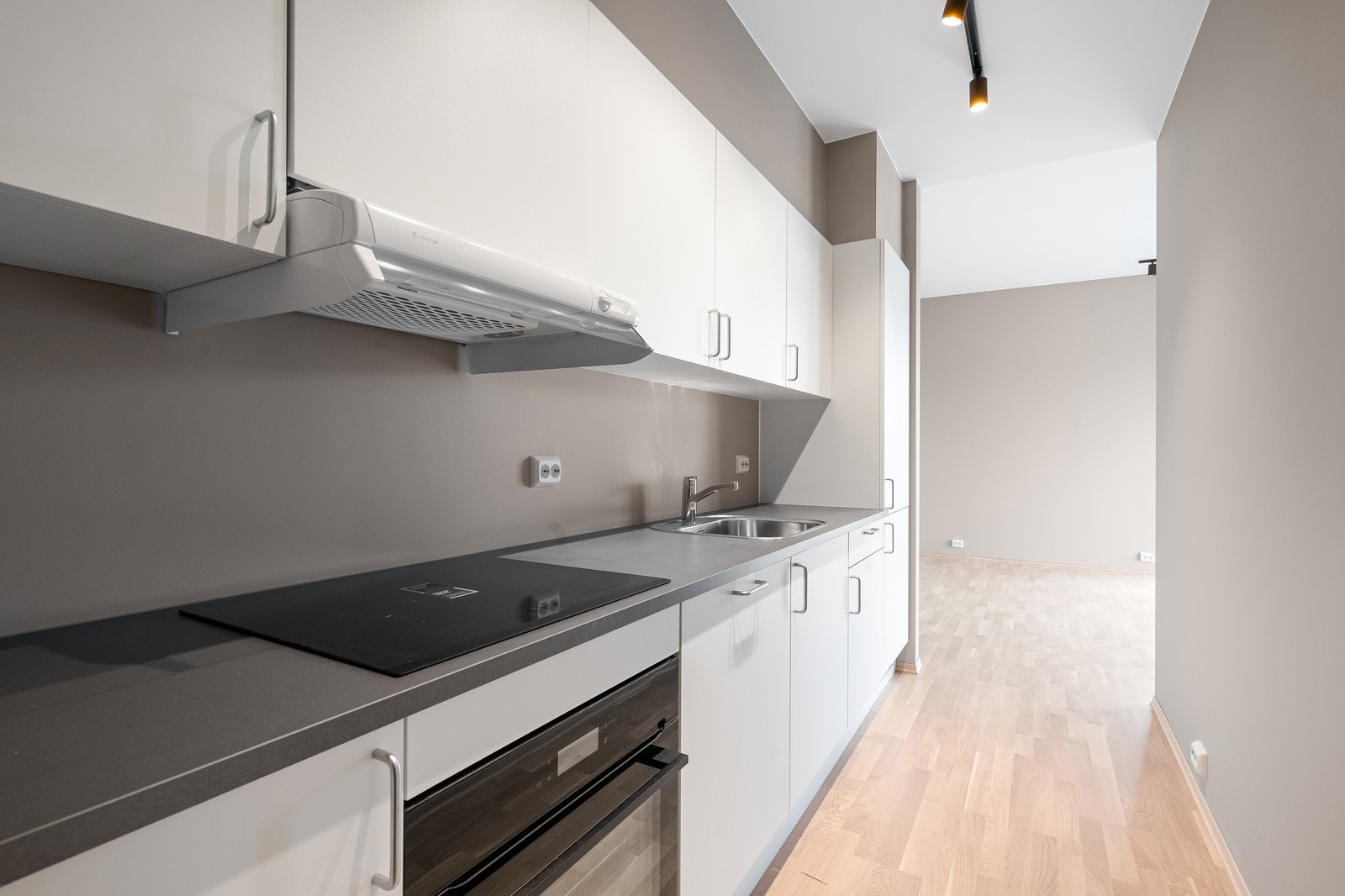 Kjøkken med integrerte hvitevarer Galleribilde