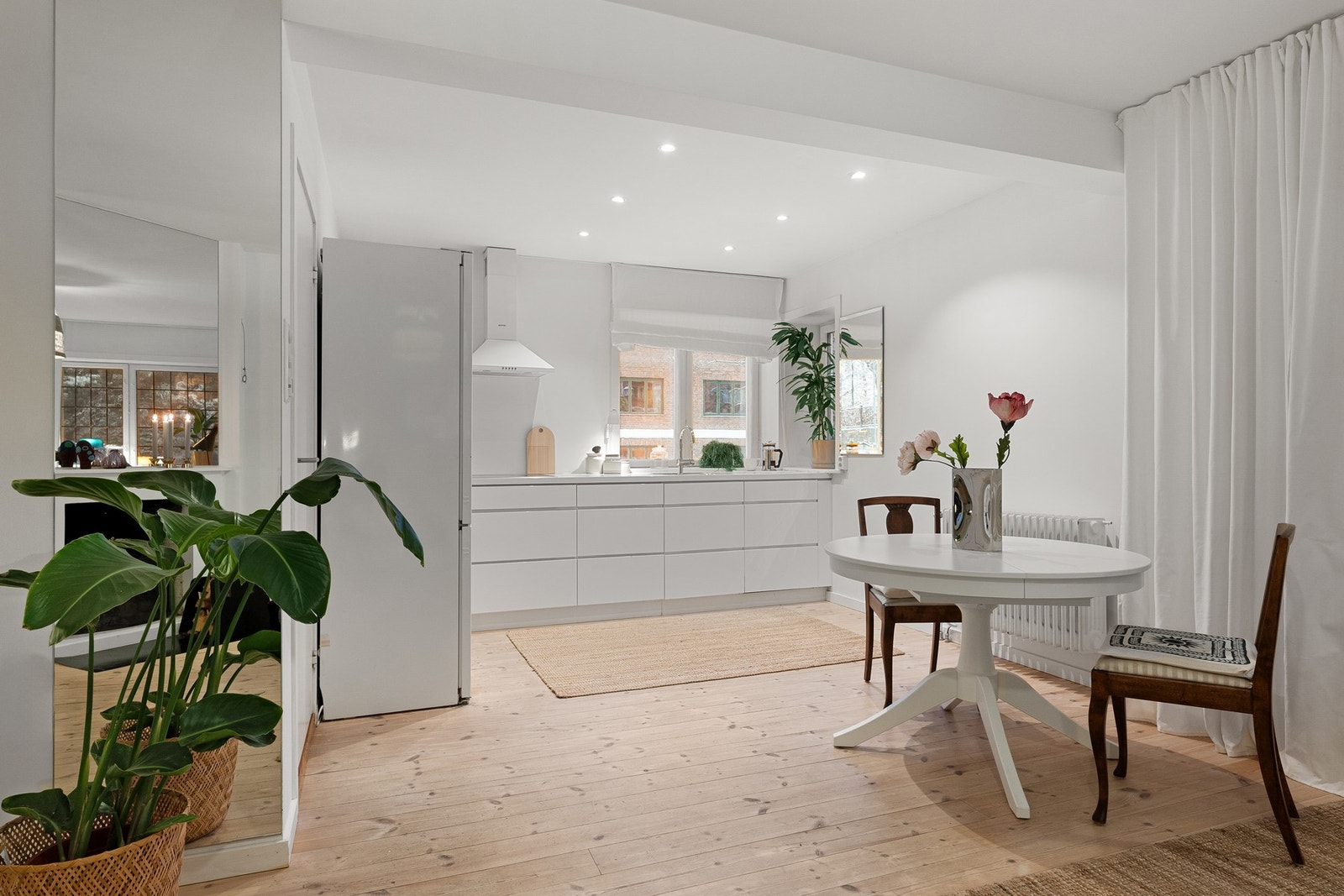 Her får du en lys og sjarmerende 3-roms hjørne- og endeleilighet beliggende i rolig, enveiskjørt gate uten gjennomgangstrafikk - midt i ettertraktede Frogner. Galleribilde