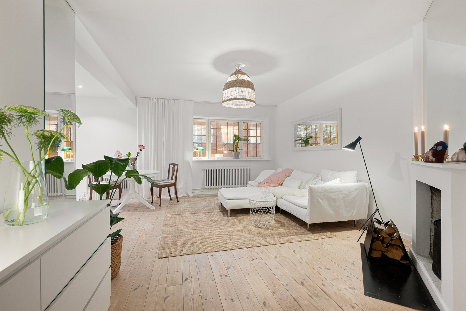 Stuen fremstår som særdeles romslig, lys og innbydende, med åpen løsning mot kjøkken som gir en luftig og sosial planløsning. Galleribilde