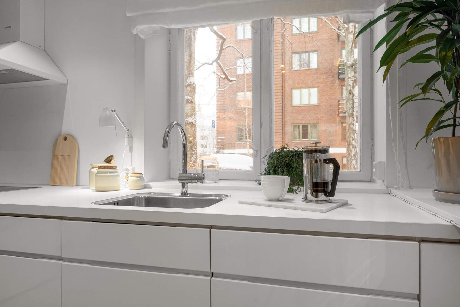 Den langsgående kjøkkenløsningen byr på gode arbeidsflater og rikelig med skap- og skuffeplass, Galleribilde