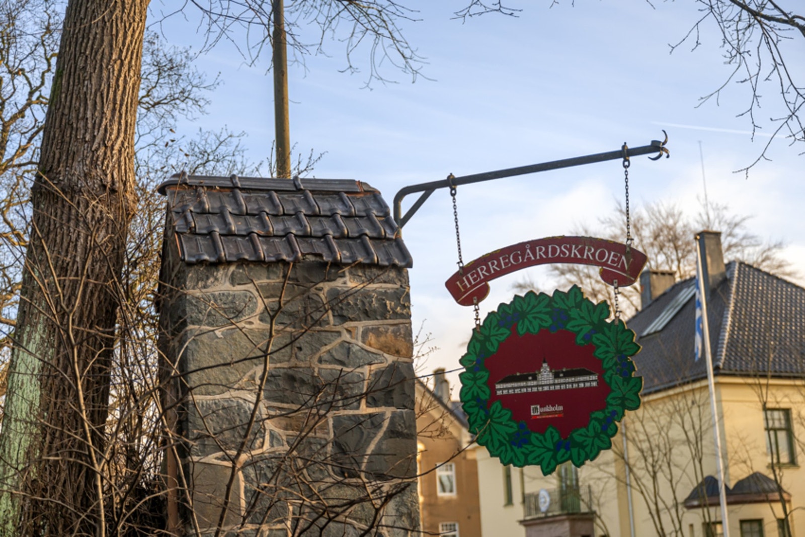 Kort vei til bl.a. Herregårdskroen - en sjarmerende restaurant kjent for sin tradisjonelle mat med innslag av internasjonale retter. Galleribilde