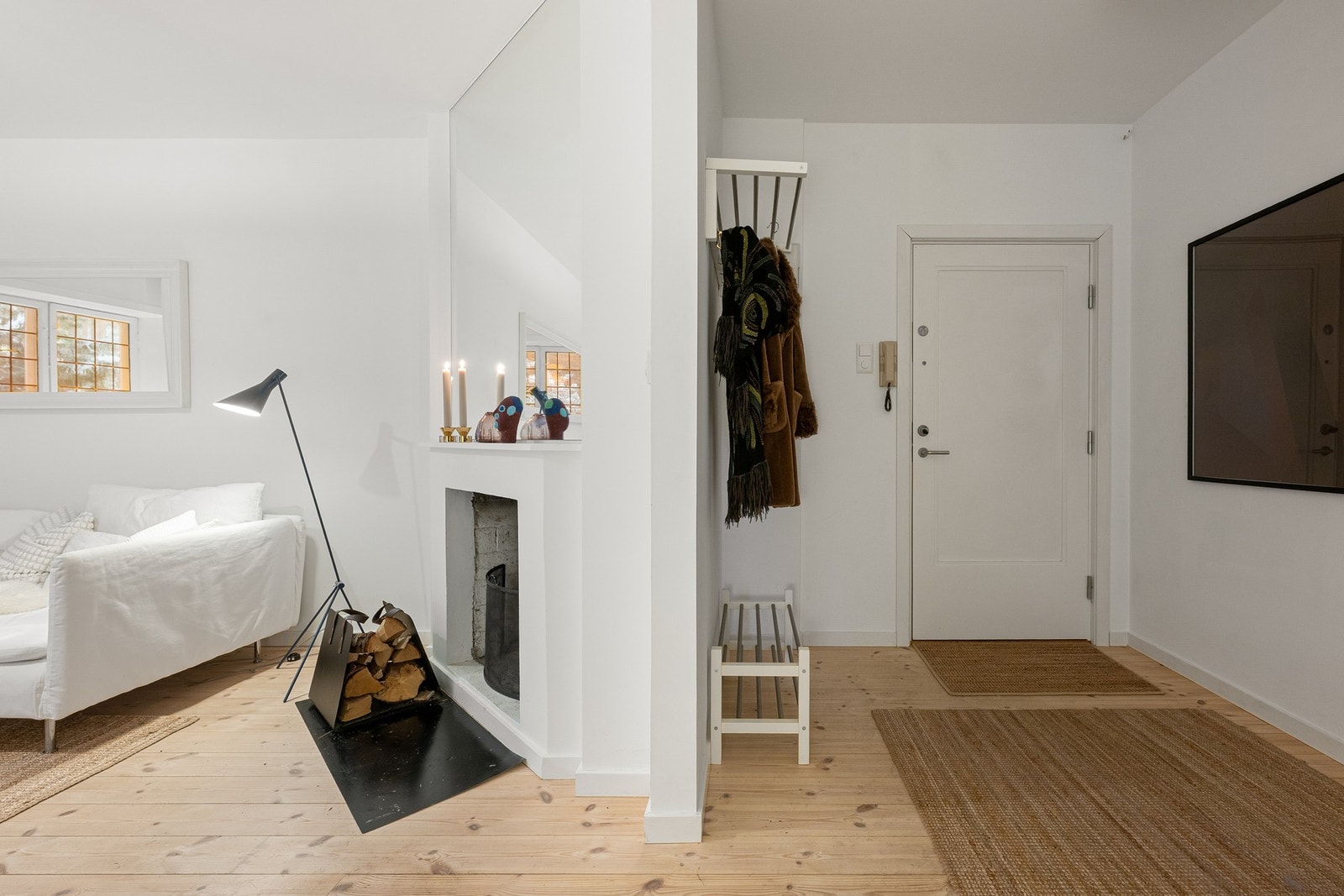 Entréen gir et meget godt førsteinntrykk med sin åpne og luftige utforming. Det er rikelig med plass til garderobeløsninger. Galleribilde