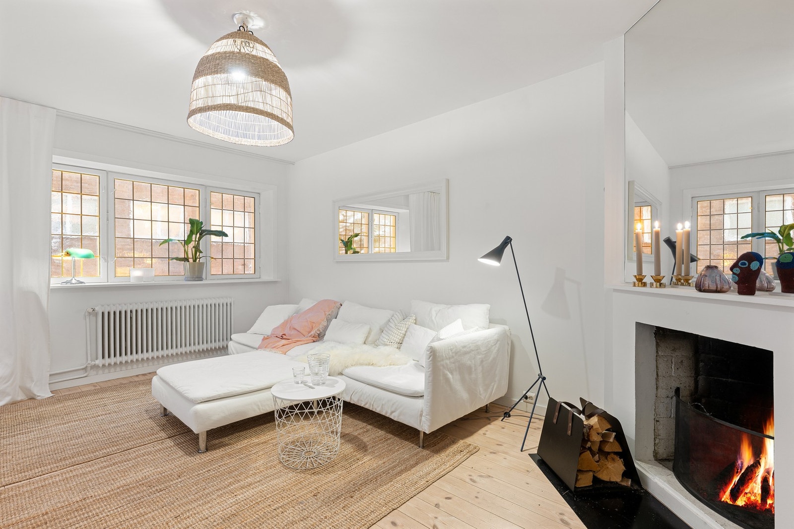 Stuen byr på flere møbleringsmuligheter, og det er god plass til både stor sofagruppe, spiseplass og eventuelt ekstra sittegrupper eller hjemmekontorløsning. Galleribilde