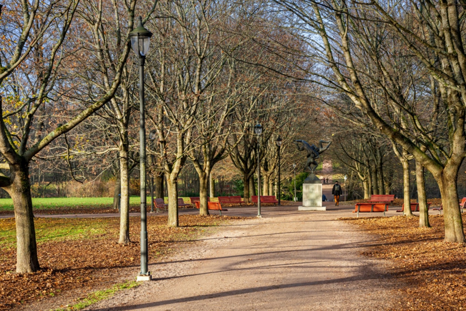 Frognerparken, med Vigelandsanlegget, Oslo Bymuseum, Frognerbadet og Frogner stadion, tilbyr mange aktiviteter året rundt - her kan du spille tennis om sommeren og stå på skøyter om vinteren. Galleribilde