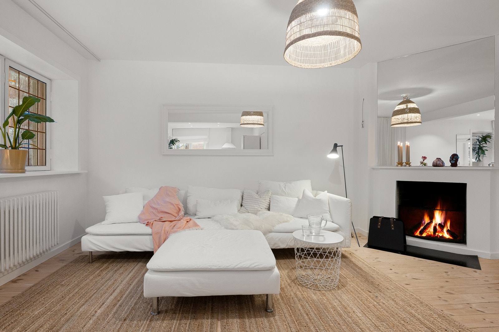 Planløsningen gir fleksibilitet og gjør det enkelt å etablere naturlige soner uten at rommet mister sitt åpne preg. Peisen er et naturlig blikkfang i rommet. Galleribilde