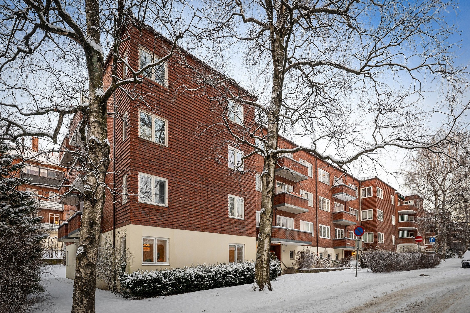 Klassisk, flott teglsteinsgård med tidstypisk Frogner-arkitektur. Galleribilde