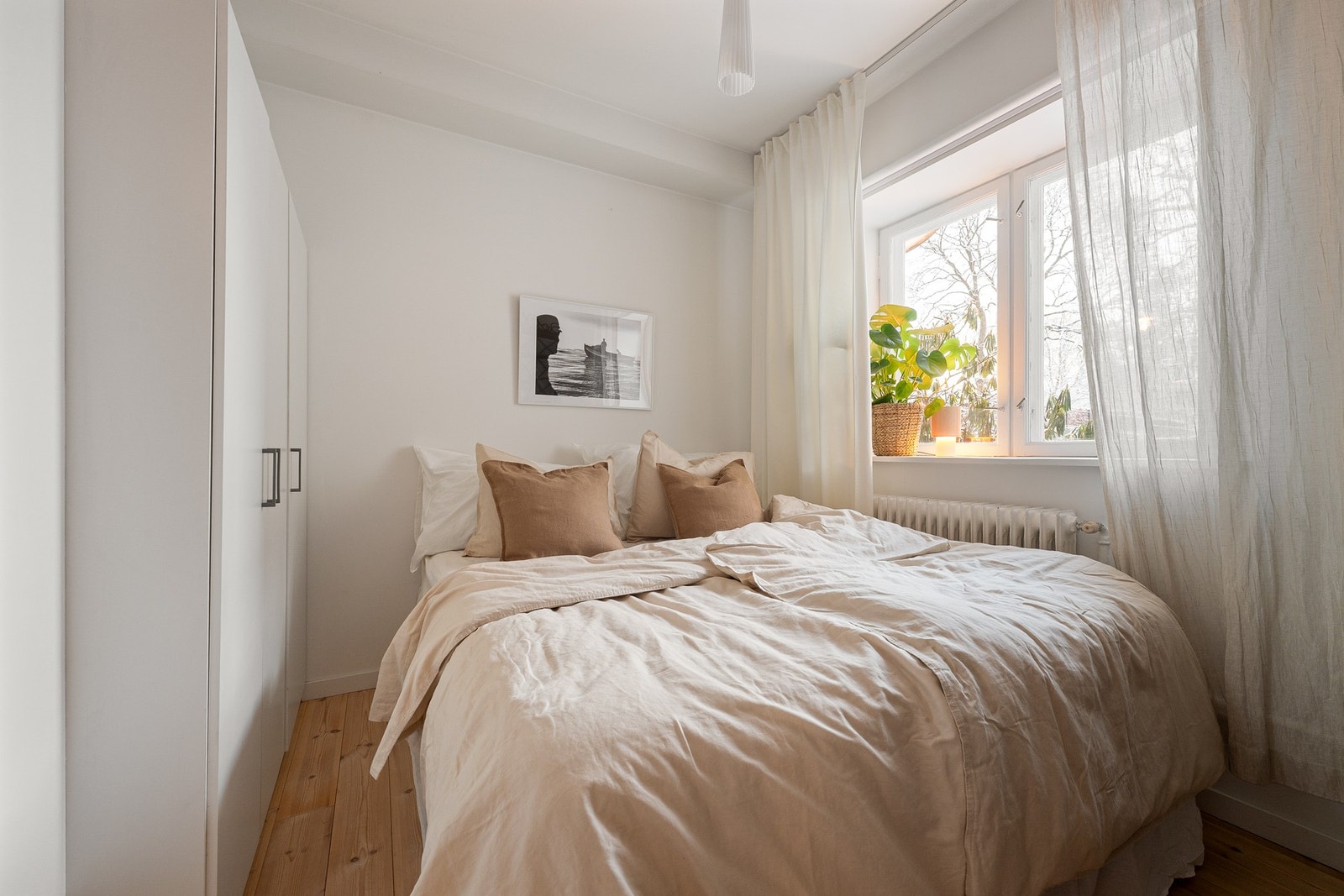 Hovedsoverommet er romslig og innbydende, med god plass til dobbeltseng og øvrig møblement. Det er gode oppbevaringsmuligheter med garderobeløsning. Galleribilde