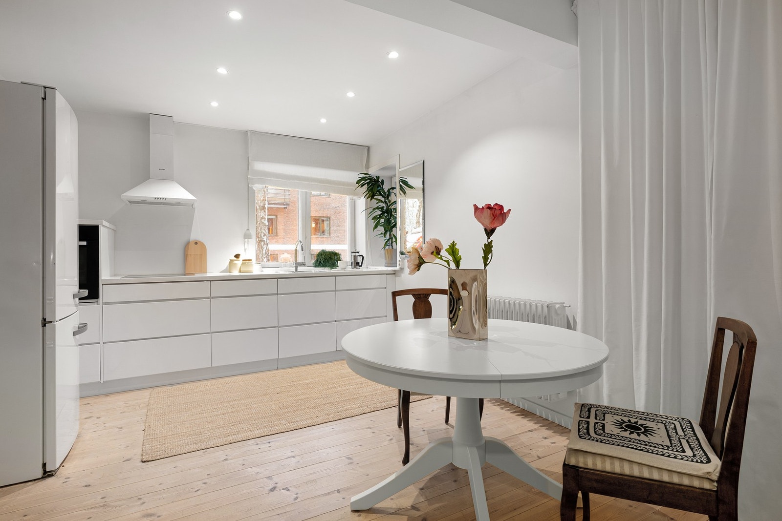 Den åpne forbindelsen mot kjøkkenet gjør stuen til et naturlig samlingspunkt for både hverdagsliv og sosiale sammenkomster. Galleribilde