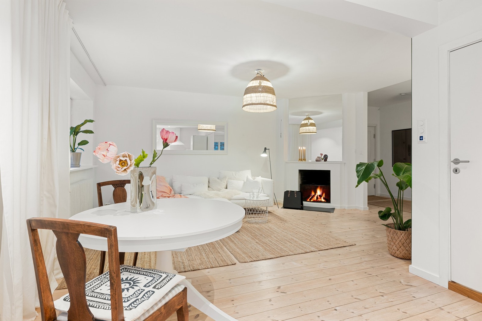 Det er god plass til et større spisebord i tilknytning til kjøkkenet. Sjarmerende tregulv bærer lys gjennom hele boligen. Galleribilde