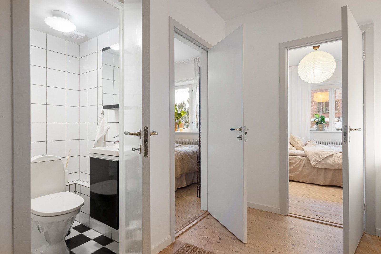 Separat toalettrom med flislagt gulv og flislagte vegger i tilknytning entré. Praktisk for gjester. Galleribilde