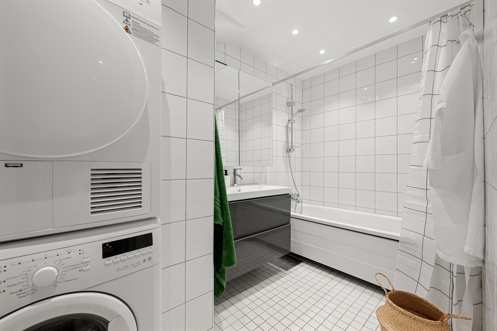 Pent og funksjonelt bad med opplegg for både oppvaskmaskin og tørketrommel. Galleribilde