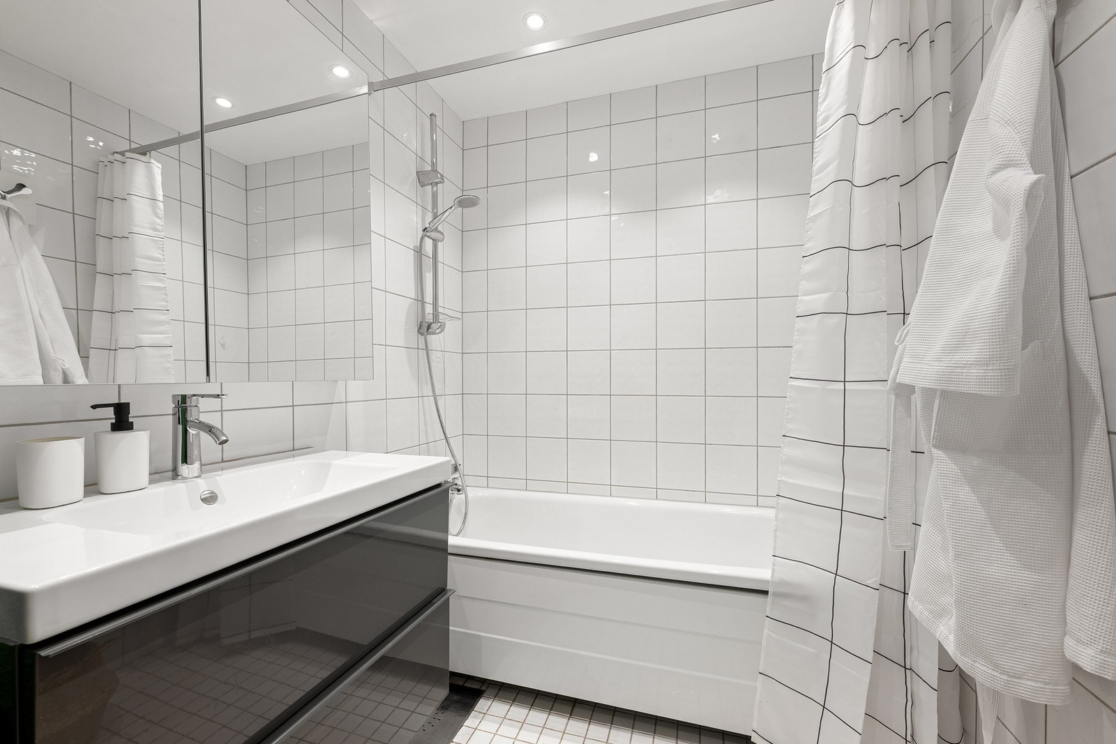 Her får du en god følelse av velvære med badekår med dusjarmatur. Galleribilde