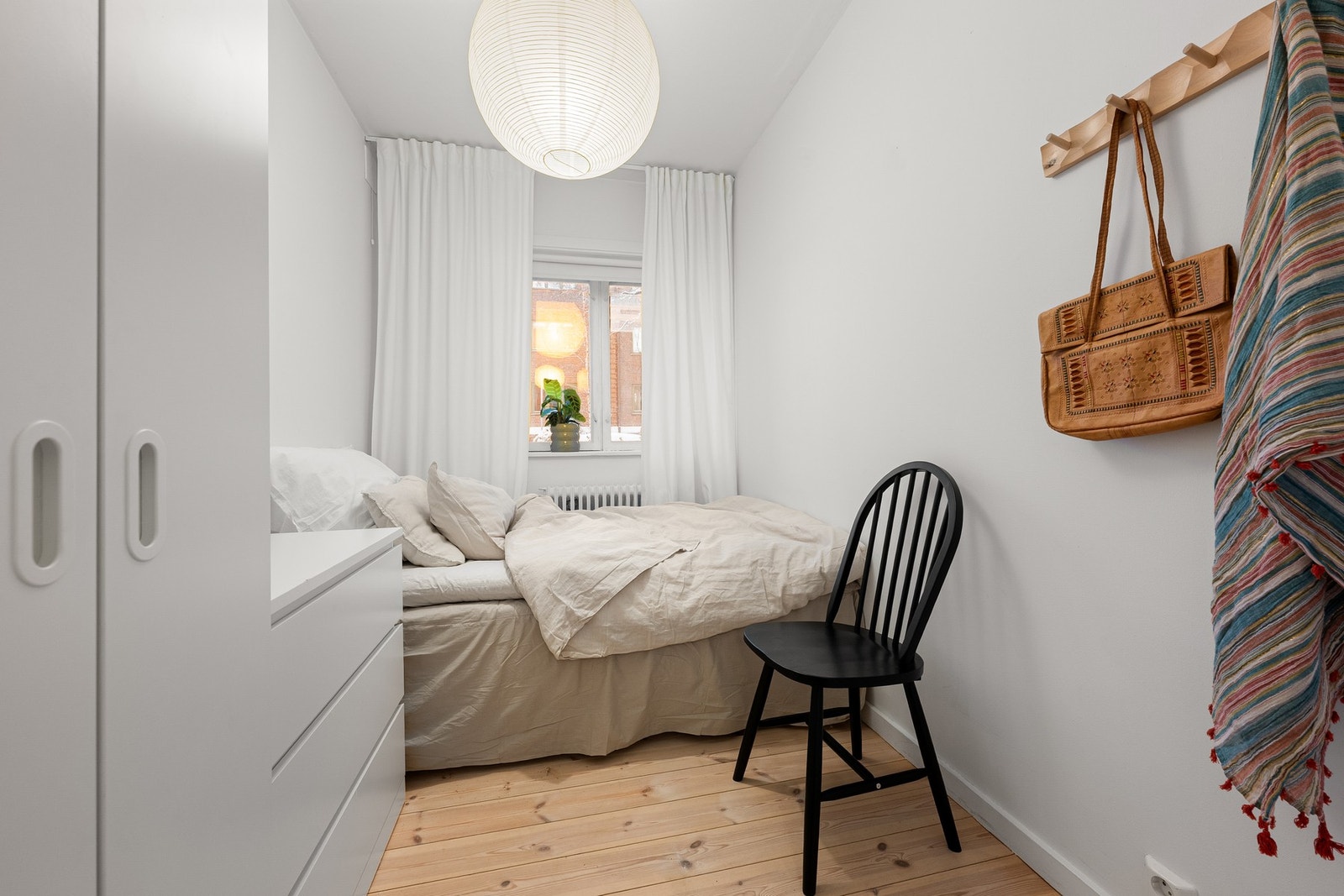 Soverom 2 med god plass til seng, oppbevaring og eventuelt skrivebord. Galleribilde