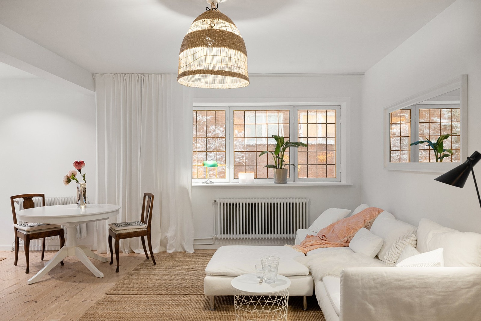 De karakteristiske vinduene byr på sjarm og godt med lysinnslipp, noe som skaper en god romføelse. Galleribilde