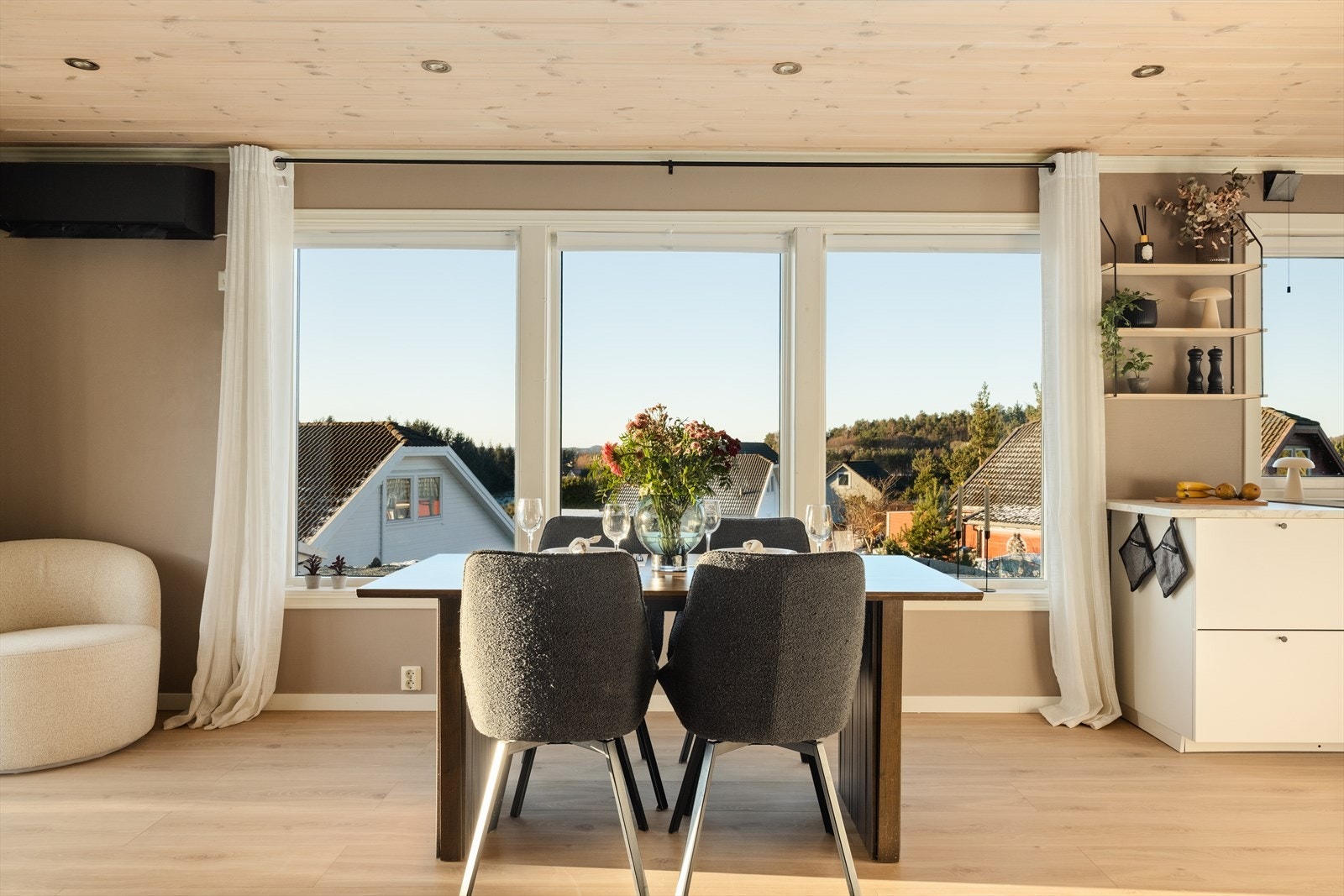 Det ble lagt nytt laminatgulv i hele huset i 2025. Galleribilde