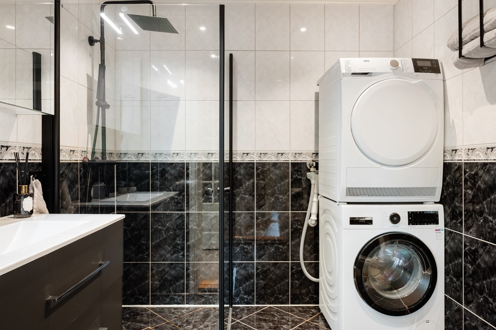 Badet ble sist totalrenovert i 2008, og i 2025 ble det oppgradert med nytt toalett, ny servant samt en ny og større dusjløsning. Galleribilde