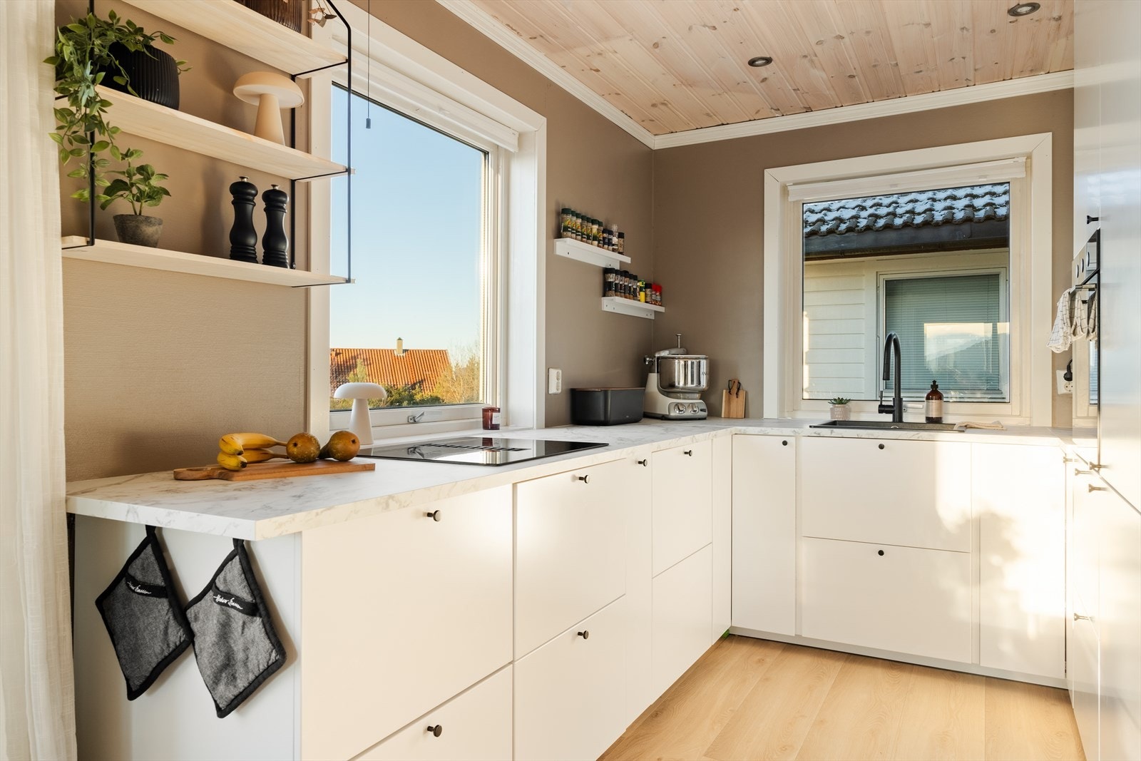 Kjøkkeninnredningen er fra IKEA i 2025 og har stilrene, glatte fronter. Benkeplaten er i laminat, og kjøkkenet er utstyrt med kjøl-/fryseskap, oppvaskmaskin, komfyr og platetopp. Galleribilde