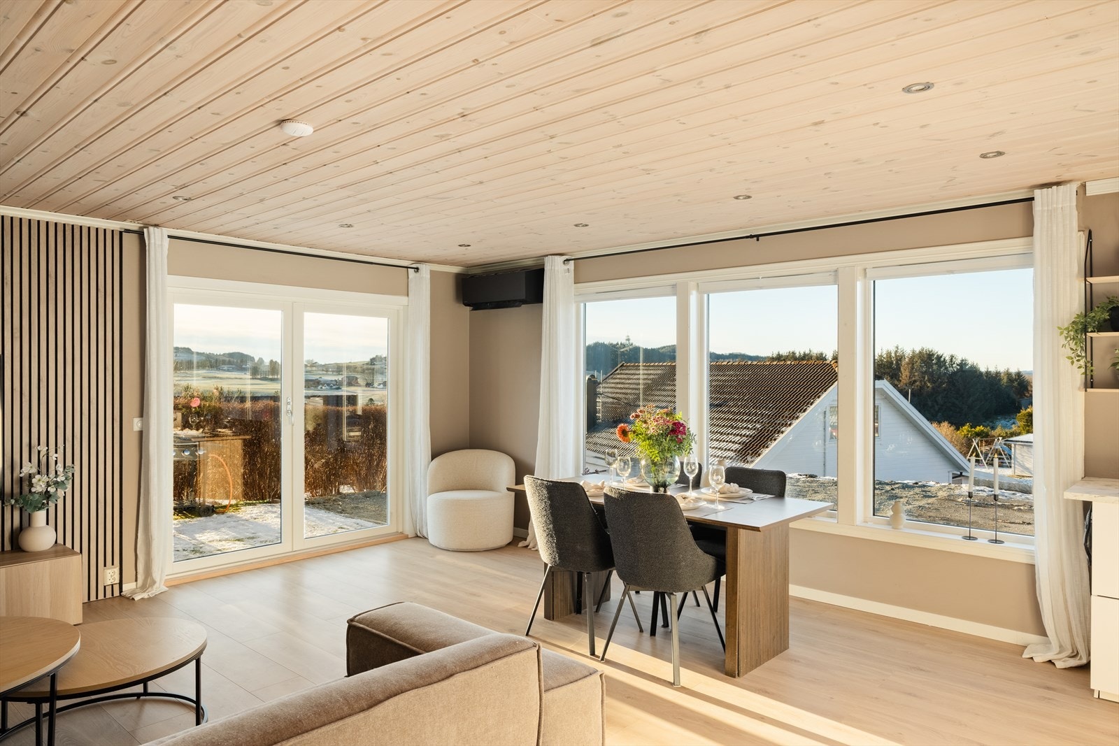 Stue med moderne preg, godt lysinnslipp og varmepumpe fra 2023 Galleribilde