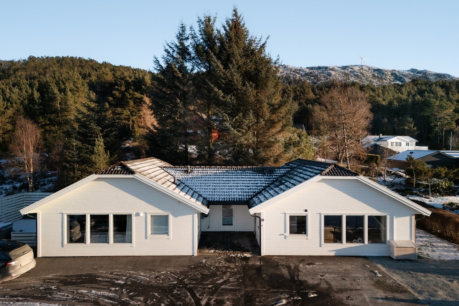 Boligen ligger høyt og fint plassert i et veletablert og attraktivt boligområde, sentralt i Fitjar. Galleribilde