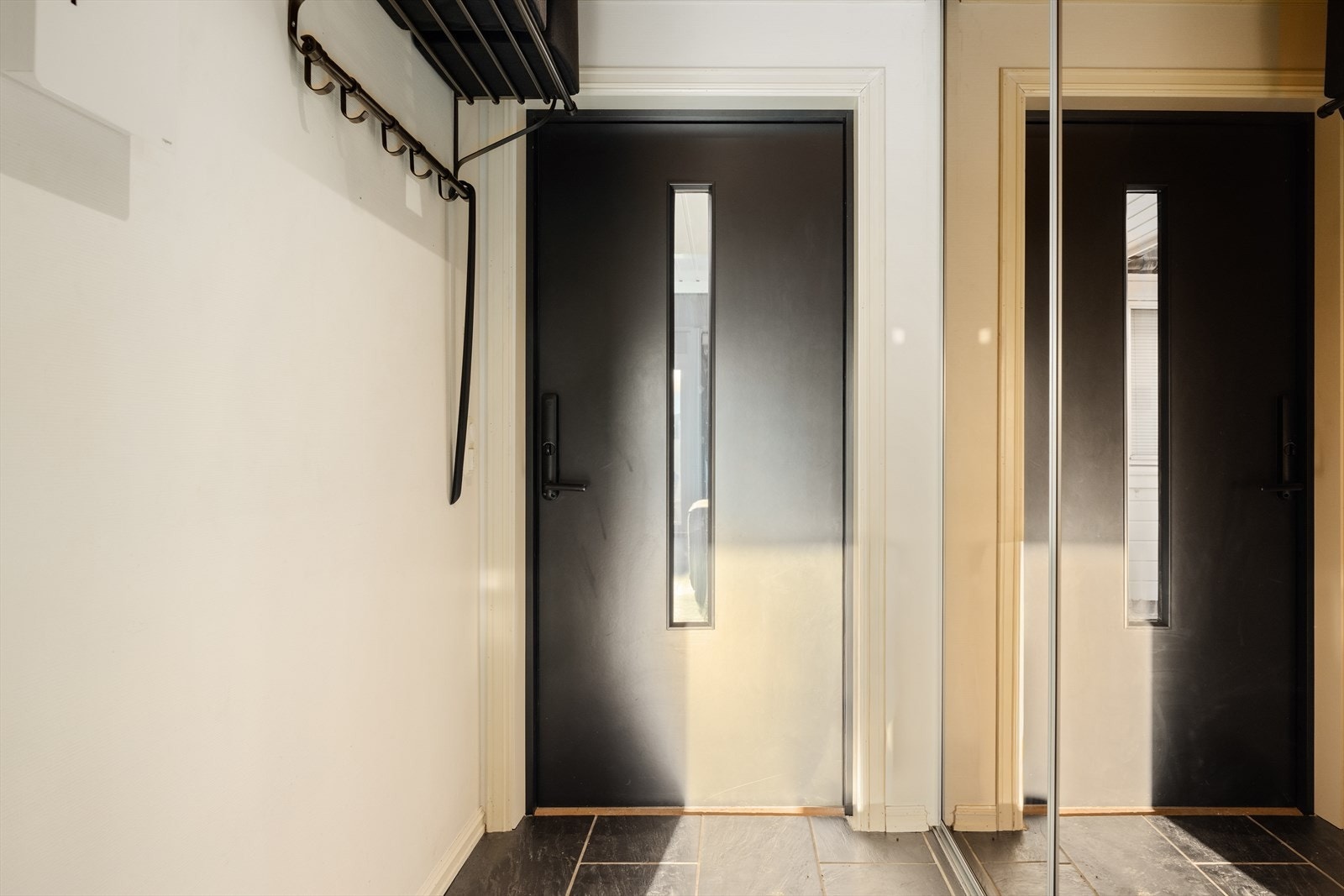 Praktisk gang med god plass til sko og ytterklær. Galleribilde