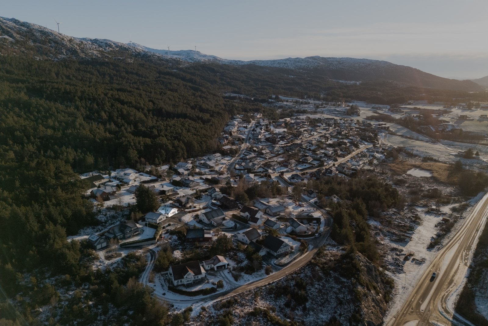 Her bor du med kort avstand til det meste, med ca. 4 minutters kjøring til både idrettsbane og nærmeste dagligvarebutikk, Spar Fitjar. Galleribilde